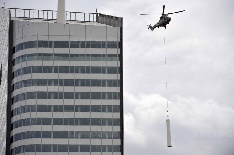 SAF Hélico : Pose du mât de la tour Incity par hélicoptère (vidéo)