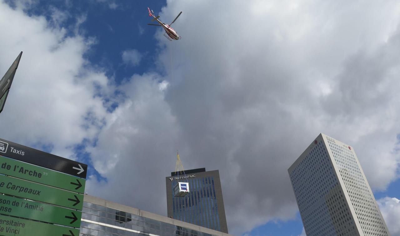 Hauts-de-Seine : spectaculaire héliportage sur le toit d’un immeuble de La Défense