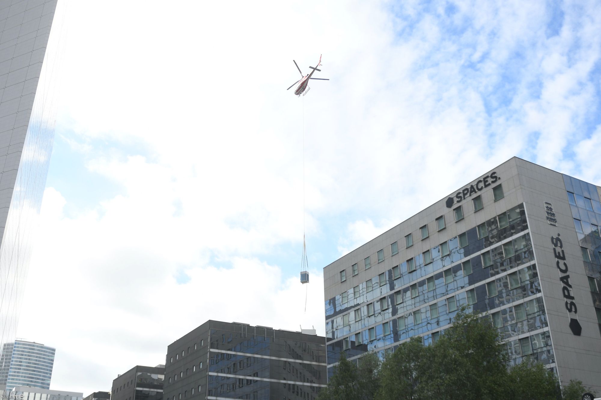 Six groupes froids hissés par hélicoptère au sommet d’un immeuble de La Défense