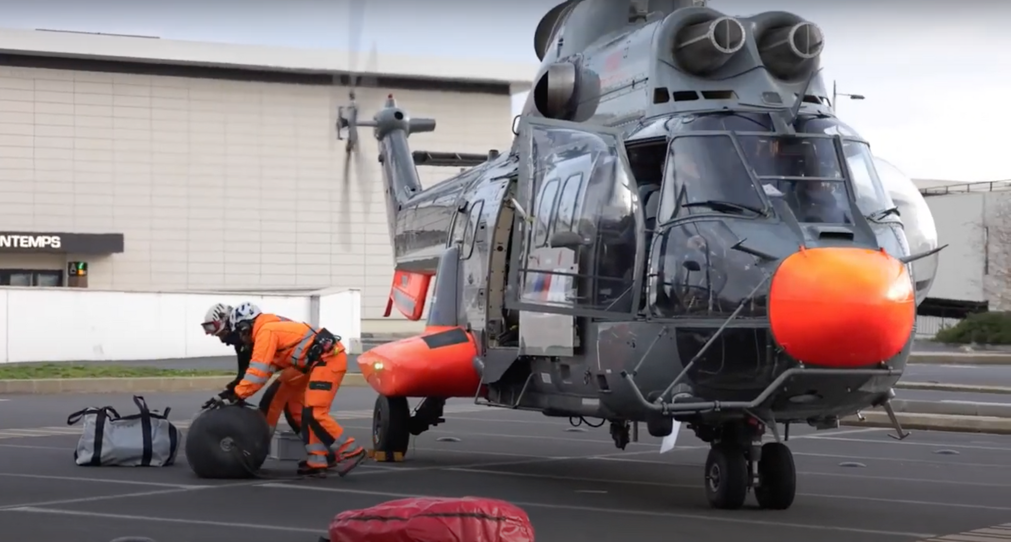héliportage SAF SUPER PUMA  sur le NOVOTEL EIFFEL PARIS le 3 mai 2020